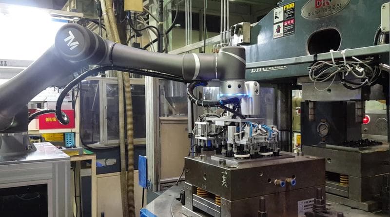TM로봇을 사용한 입형 사출기 자동화