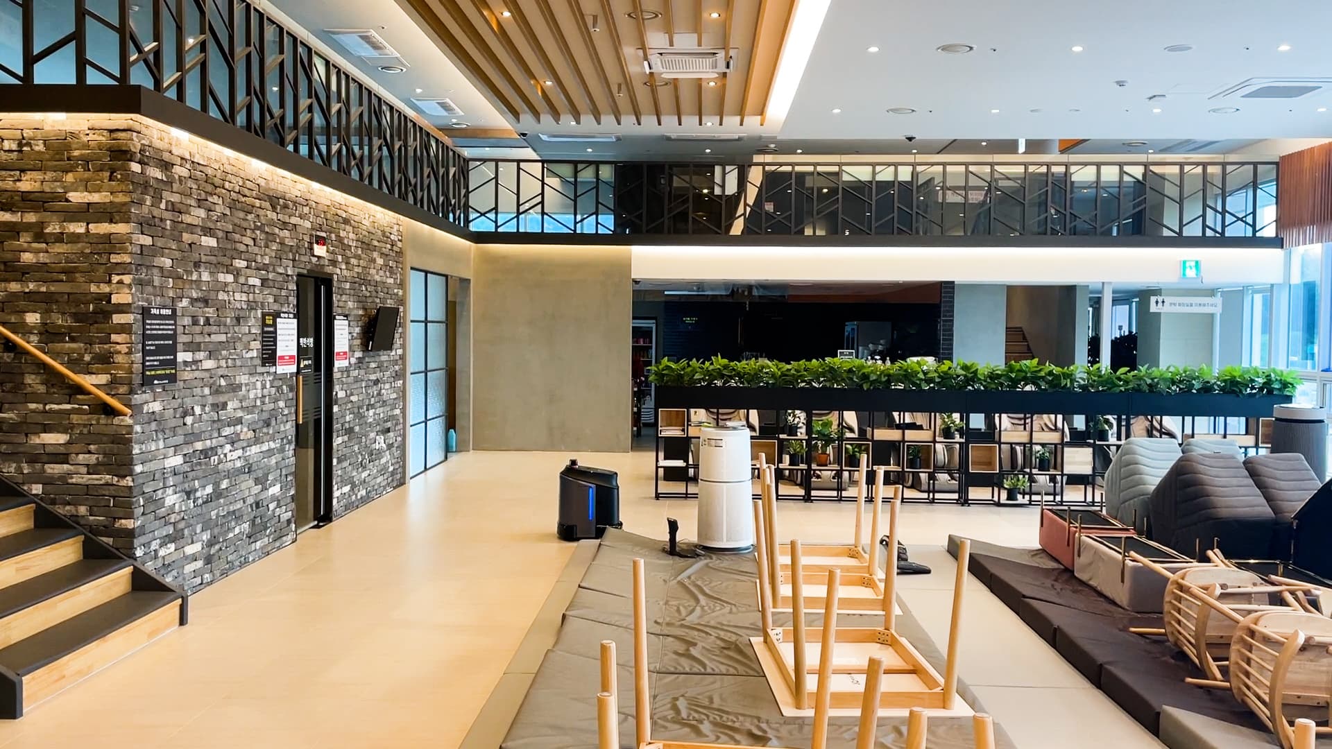 600평 찜질방에서 문턱도 낮은 공간도 문제없이 깔끔하게 청소 가능한 청소로봇 판타스