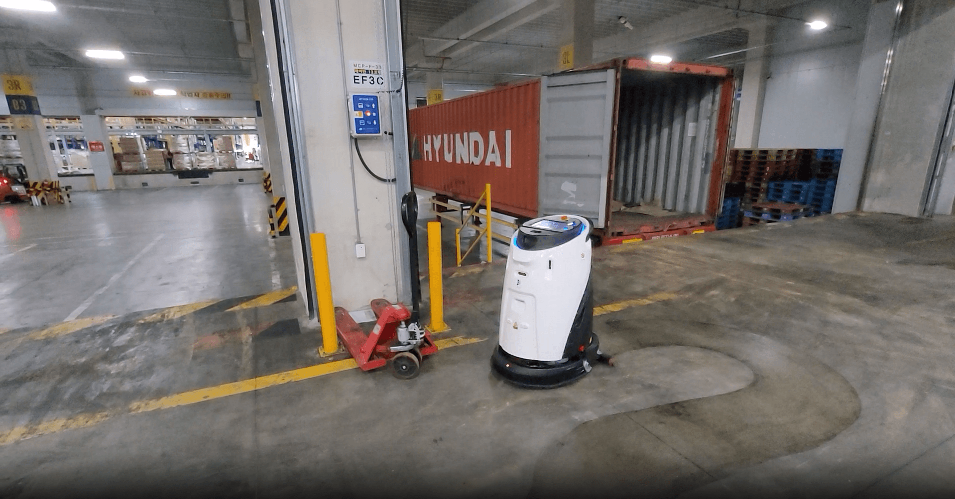 물류 센터 바닥의 기름때도 완벽하게 지우는 산업용 청소로봇, 가우시움 SC50