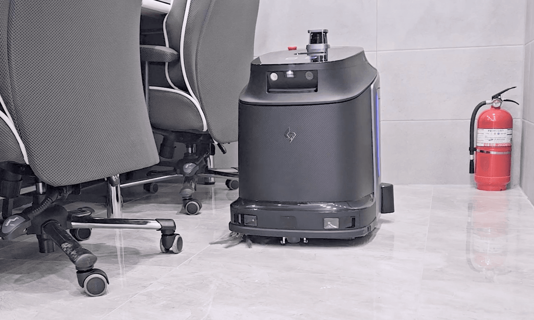 경기도 파주시에 위치한 오토 피씨방에 설치된 업소용로봇청소기 Phantas