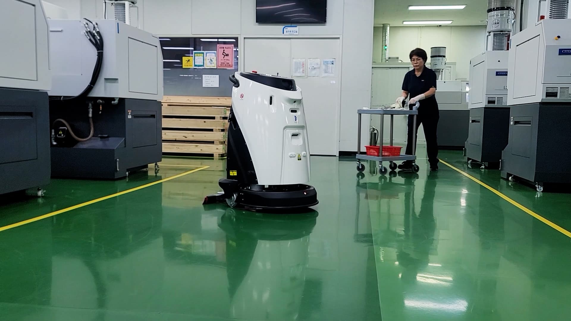 절삭유까지 말끔하게 청소하는 산업용청소로봇 SC50, 디오임플란트가 가우시움 청소로봇을 선택한 이유👏