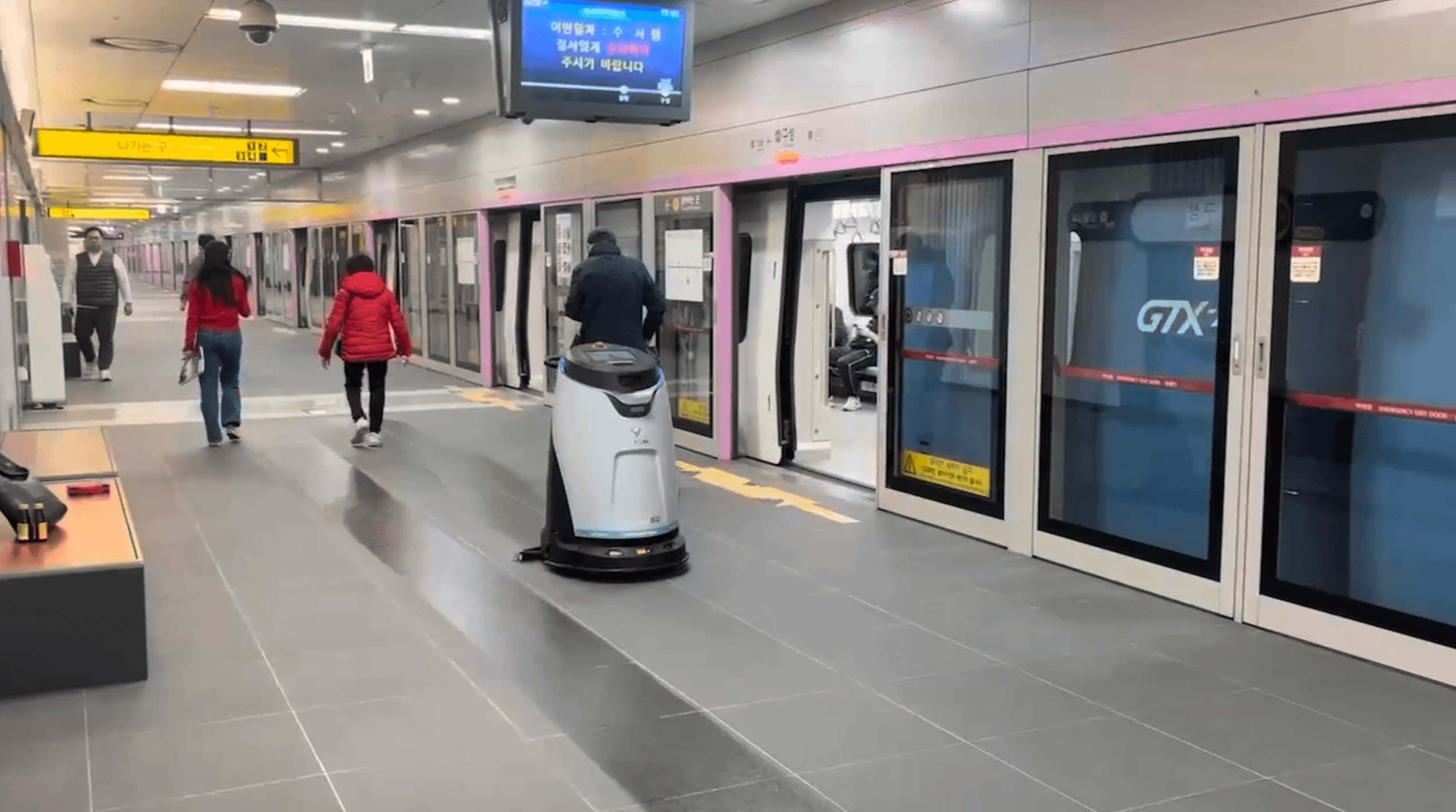 GTX-A 구성역은 산업용 로봇청소기로 청소 자동화 중! 😎